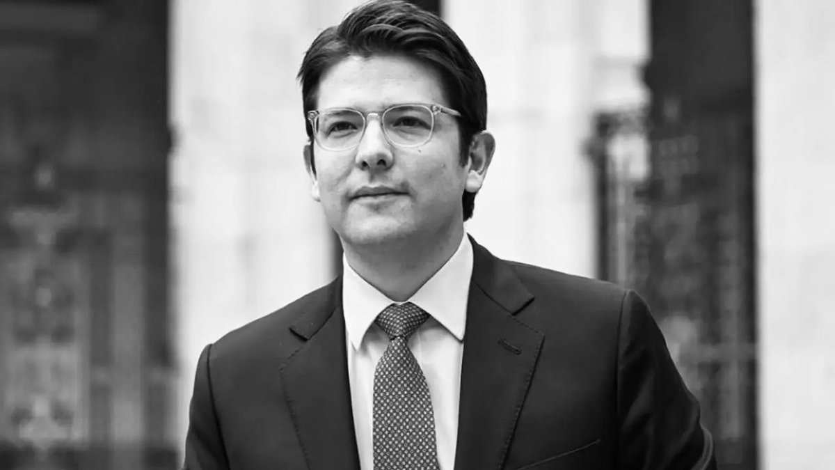 MarcosDanielPG's tweet photo. Qué triste noticia con la que amanecimos. Me duele en el alma la partida de Miguel Uribe Turbay. Se va un amigo, un compañero, un hombre que amaba al país y tenía el sueño de servirle. 

Mis oraciones y toda mi solidaridad para su familia en este momento tan doloroso. 

¡Llora Colombia! 🇨🇴