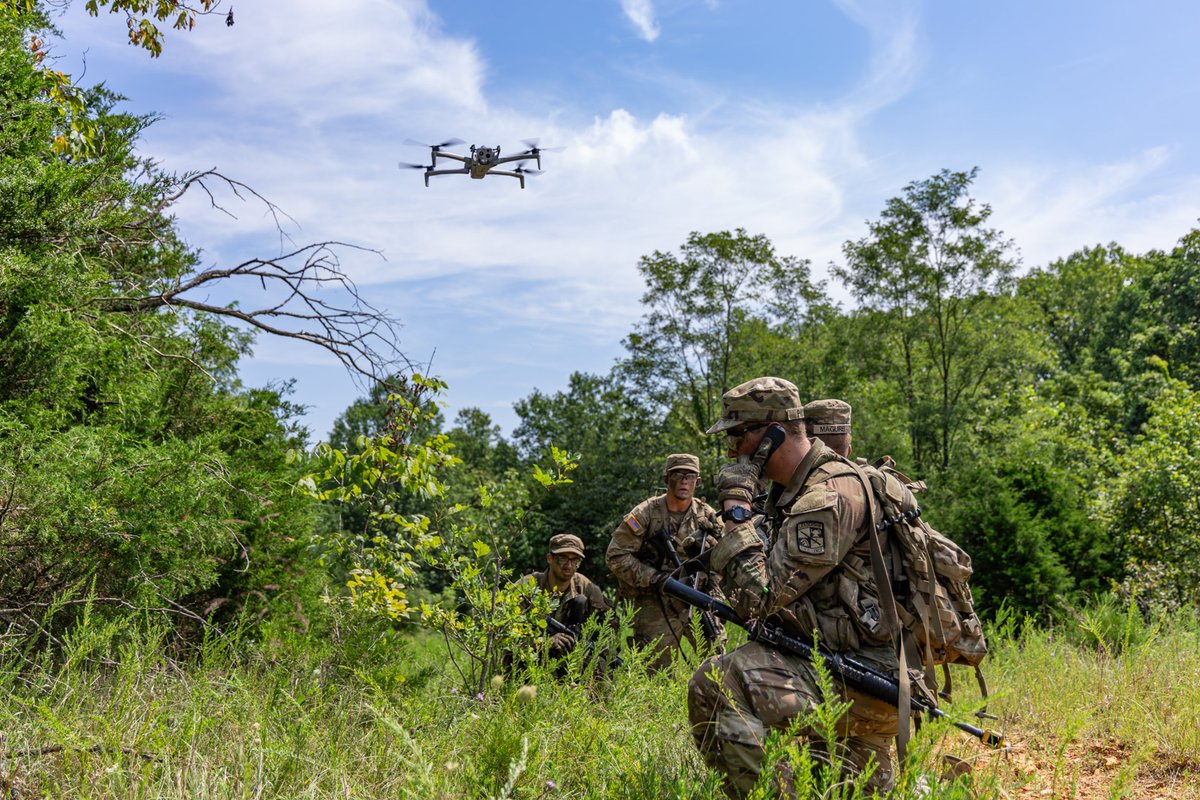 ArmyROTC's tweet image. Cadets from 10th Regiment #AdvancedCamp prowl through the 2nd day of FTX Panther taking on threats from the ground and above!
📸 by Kristopher Fister, Murray State University, CST Public Affairs Office
For more photos and video, check out the link in our bio!