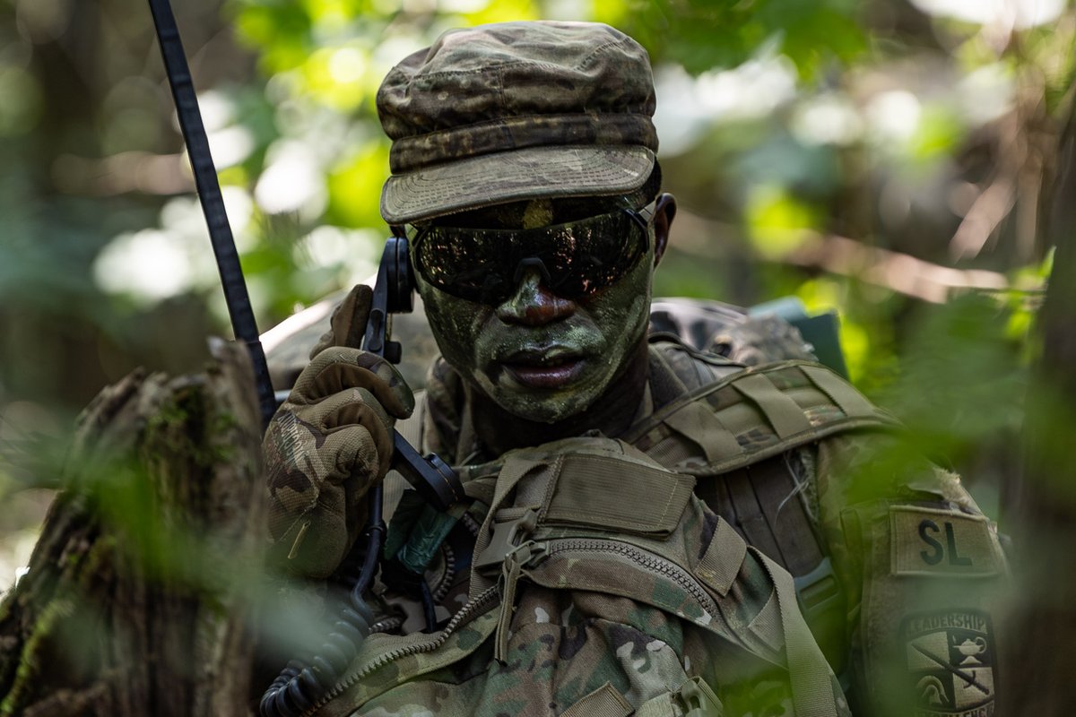 ArmyROTC's tweet image. Cadets from 10th Regiment #AdvancedCamp prowl through the 2nd day of FTX Panther taking on threats from the ground and above!
📸 by Kristopher Fister, Murray State University, CST Public Affairs Office
For more photos and video, check out the link in our bio!