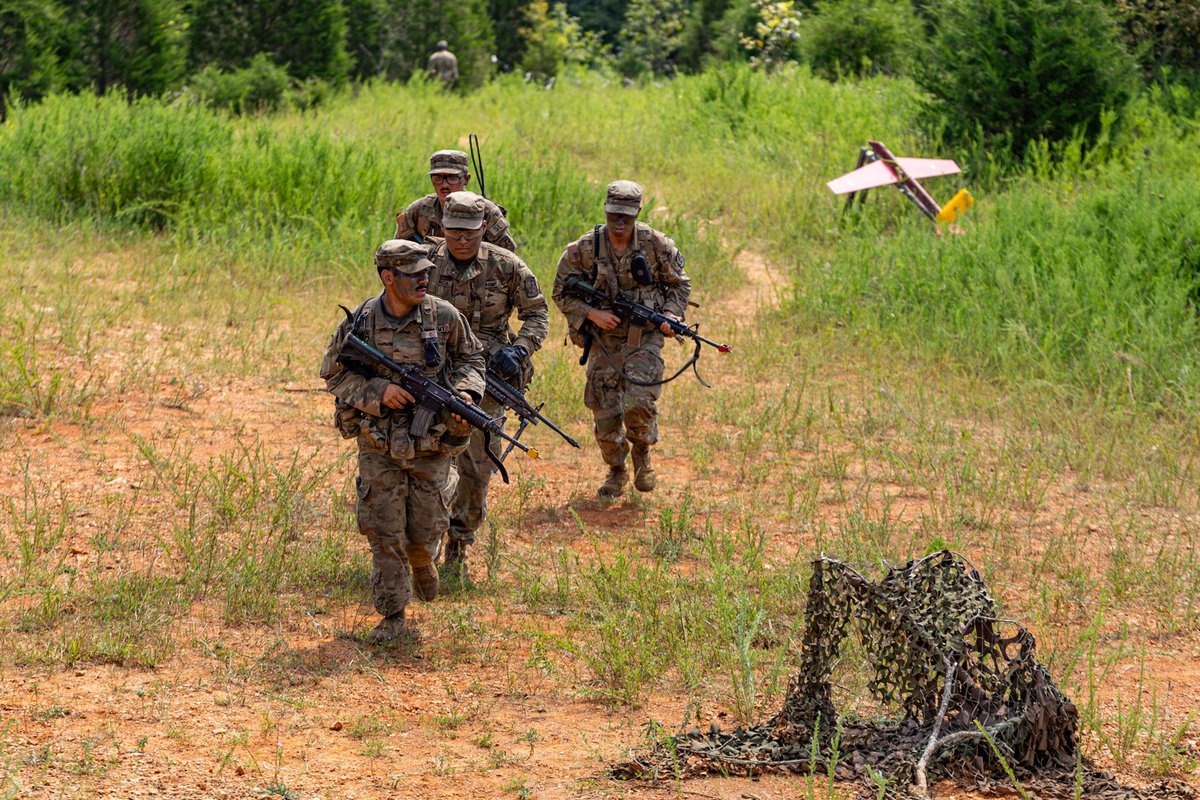 ArmyROTC's tweet image. Cadets from 10th Regiment #AdvancedCamp prowl through the 2nd day of FTX Panther taking on threats from the ground and above!
📸 by Kristopher Fister, Murray State University, CST Public Affairs Office
For more photos and video, check out the link in our bio!
