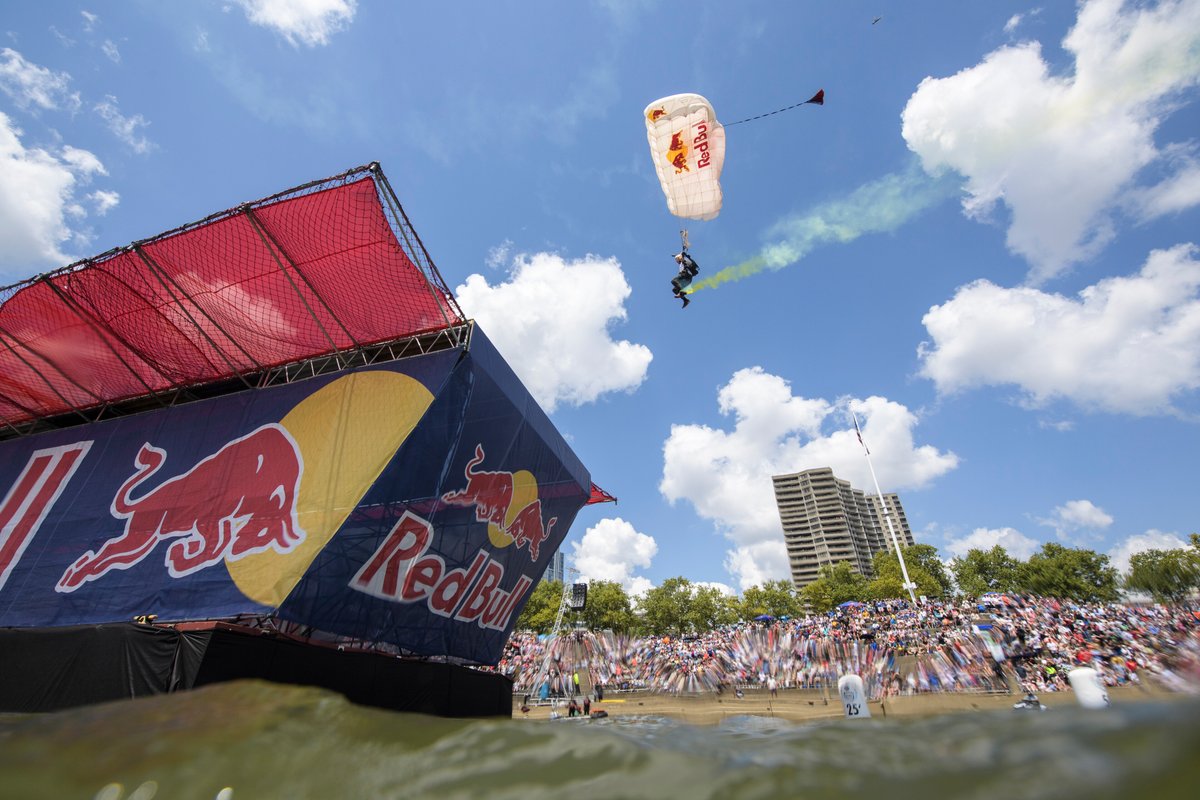 Kick off the week with sky-high action! Adventurer Miles Daisher takes flight at Red Bull Flugtag in our #editorial #content of the week from Ohio, USA &gt; win.gs/4mAVkOG #flying
