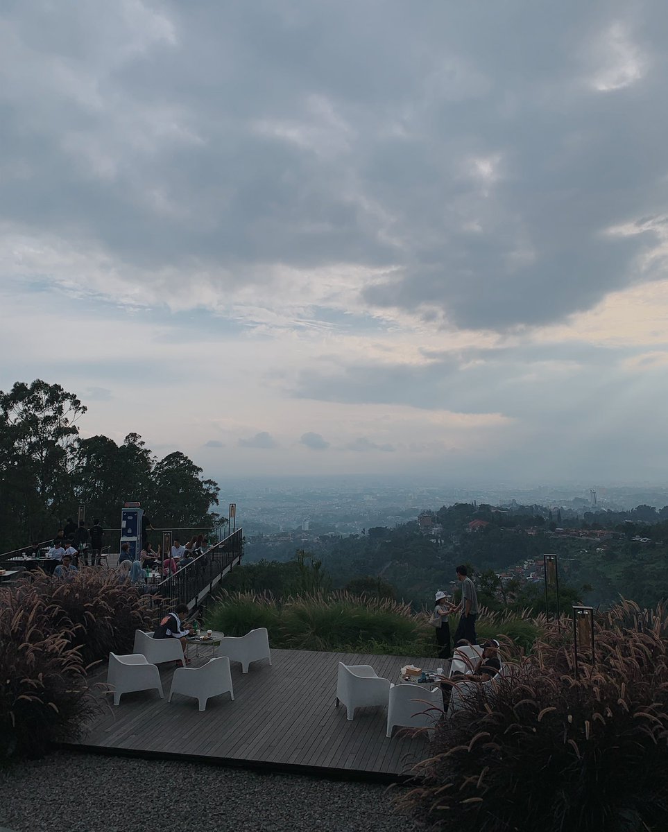 rickeykio's tweet photo. Sore sore di atas kota Bandung tuh vibes-nya beda banget ✨
Kali ini mampir ke Imago Hills tempatnya luas, ada indoor &amp; outdoor yang sama-sama cozy. https://t.co/mv41vt1wFc