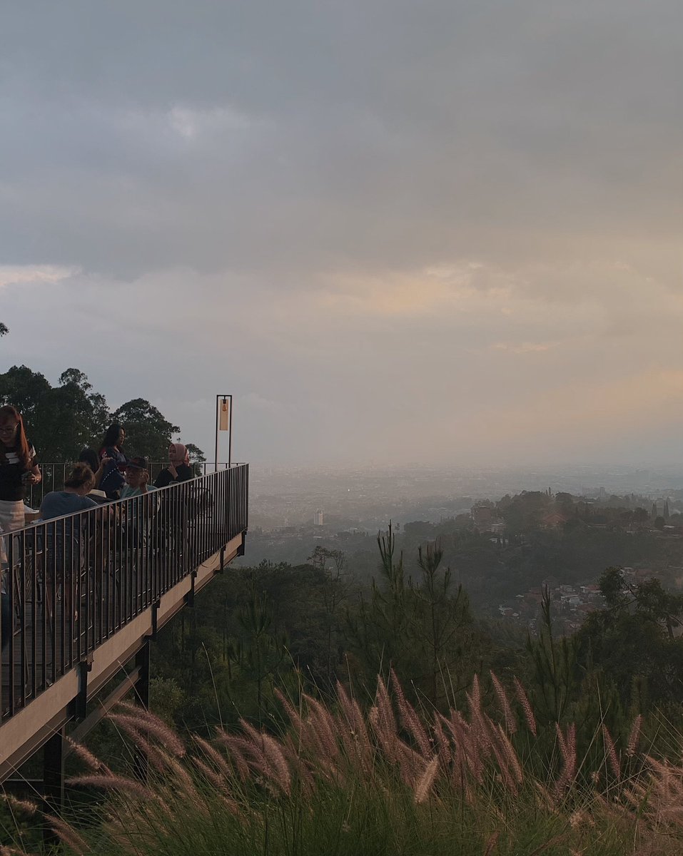 rickeykio's tweet photo. Sore sore di atas kota Bandung tuh vibes-nya beda banget ✨
Kali ini mampir ke Imago Hills tempatnya luas, ada indoor &amp; outdoor yang sama-sama cozy. https://t.co/mv41vt1wFc