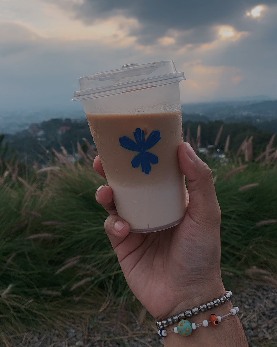 rickeykio's tweet photo. View kota dari sini tuh… duh, makin sore makin cantik, apalagi pas lampu-lampu mulai nyala. Ngopi sambil bengong pun jadi aktivitas premium di sini ☕✨ https://t.co/y0OE6A3xD6