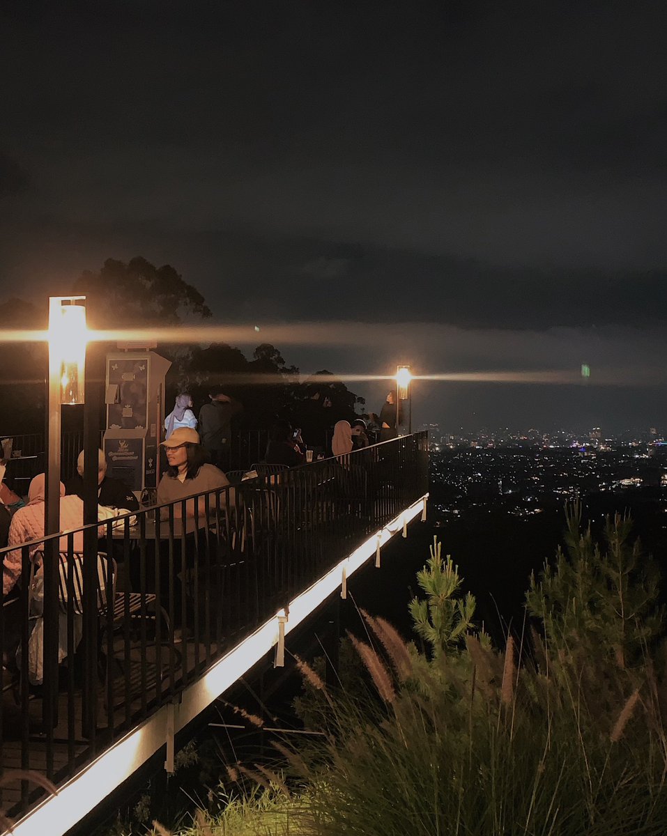 rickeykio's tweet photo. View kota dari sini tuh… duh, makin sore makin cantik, apalagi pas lampu-lampu mulai nyala. Ngopi sambil bengong pun jadi aktivitas premium di sini ☕✨ https://t.co/y0OE6A3xD6