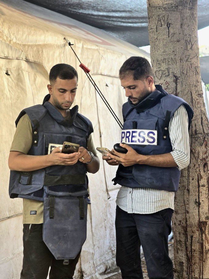 الصحافة محمية بكل بقاع الارض الا في غزة…

ما يحدث في فلسطين تجاوز كافة القوانين و المواثيق والأعراف الدولية وجرائم الحرب اصبحت تمارس يومياً وكانها عمل طبيعي امام نظر  الجميع ورغم اختلافي مع الكثير من وجهات نظر #أنس_الشريف و #محمد_قريقع لكن يجب ان نقف ضد اي جريمة بهذا الشكل البشع