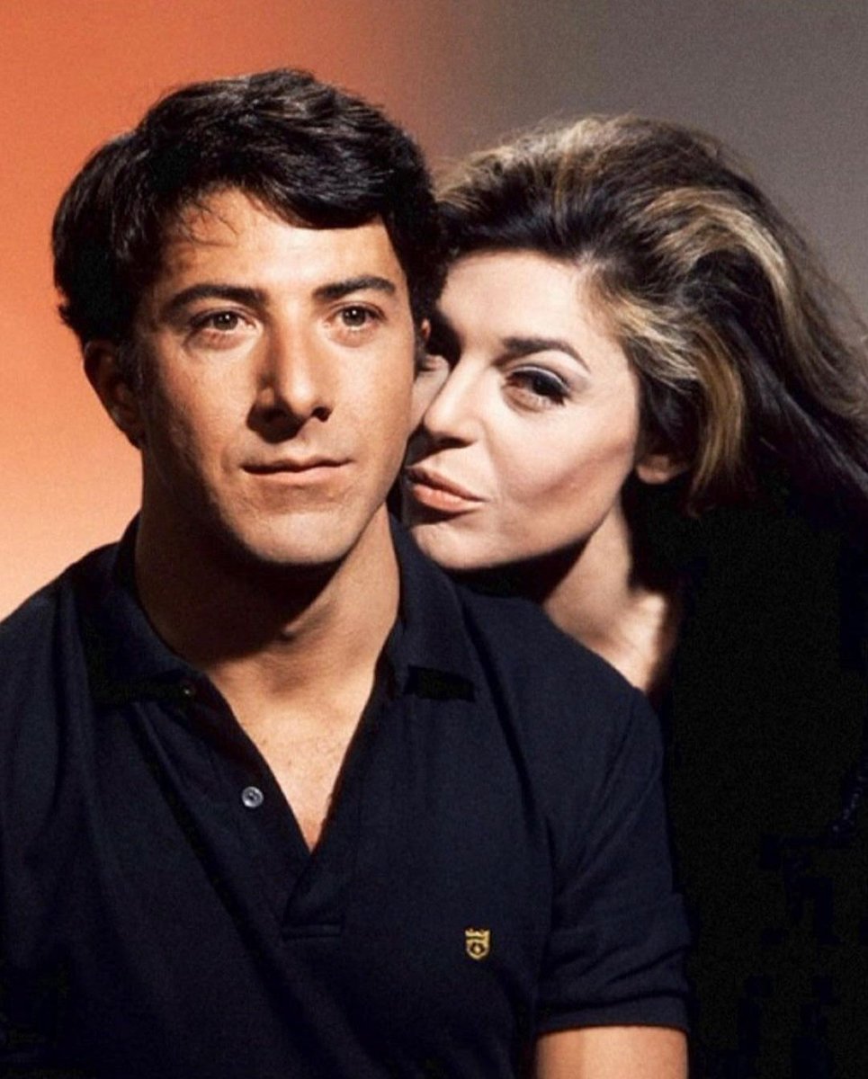 JuanmadelaPoza's tweet photo. #DustinHoffman y #AnneBancroft en una fotografía publicitaria de #ElGraduado (#TheGraduate, 1967), de #MikeNichols. Un filme lleno de situaciones políticamente incorrectas que muestra la vida de una familia media-alta de puertas para dentro: divorcio, adulterio, alcoholismo... https://t.co/pzQRa7FWhf