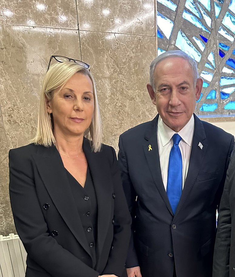 CharliesIngalls's tweet photo. @julienbahloul Etes vous en train de dire qu'un(e) journaliste en photo aux côtés de personnes recherchés par la justice internationale cautionnent les actes de ces personnes ?

@LaurenceFerrari, monsieur Bahloul a un message pour vous... https://t.co/OzKUz0yaxx