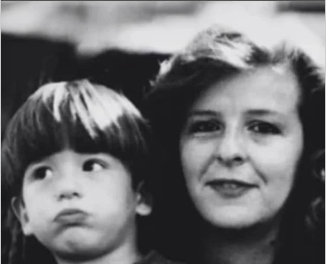 yosmarpoleo's tweet photo. #AHORA | 🇨🇴 La periodista colombiana Diana Turbay murió a los 40 años y hoy su hijo, el senador Miguel Uribe Turbay, a los 39 años, ambos víctimas de la violencia

Que ese abrazo eterno sirva de reflexión para impulsar una sociedad más justa y menos violenta. ¡Paz a sus almas! https://t.co/kaxBf3xPEp