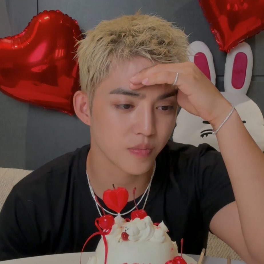coupslovre's tweet photo. tulala siya kasi hindi umiikot cake niya at wala siyang handang shanghai https://t.co/AeUij49Vm0