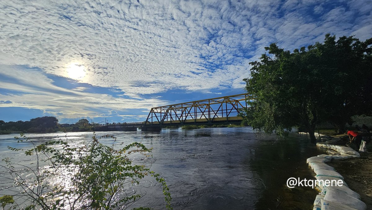 ktqmene's tweet photo. Puente sobre el Río Matiyure #Achaguas #Apure se ve como un bonito paisaje, la realidad es que se inundo la sabana y hay cientos de familias dagnificadas pues sus casas estan bajo las agias y perdieron todo
#SOSAPURE #SOSGUÁRICO https://t.co/2FIb7JLH3y