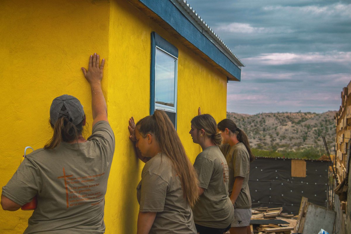 CasasporCristo's tweet photo. There is something to be said about the power of prayer ๐
#casasporcristo #buildandserve #prayer #dedication #ministry #missions #missiontrip https://t.co/p7KrZnMNh9