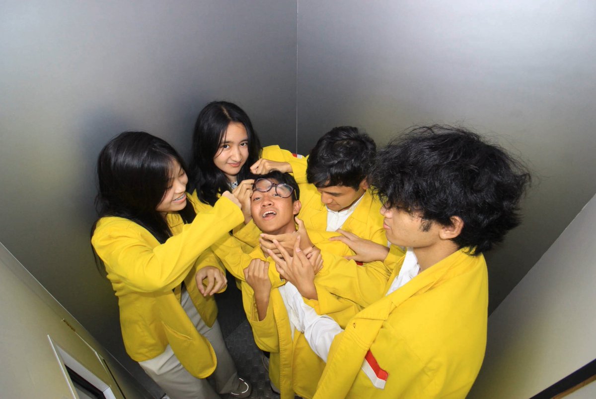aksukabinturong's tweet photo. terharu gua sampe pada berebutan gini demi meluk gua 🤧💔 #blessed #friendhsip #HappyMonday https://t.co/ar1loJcnKi