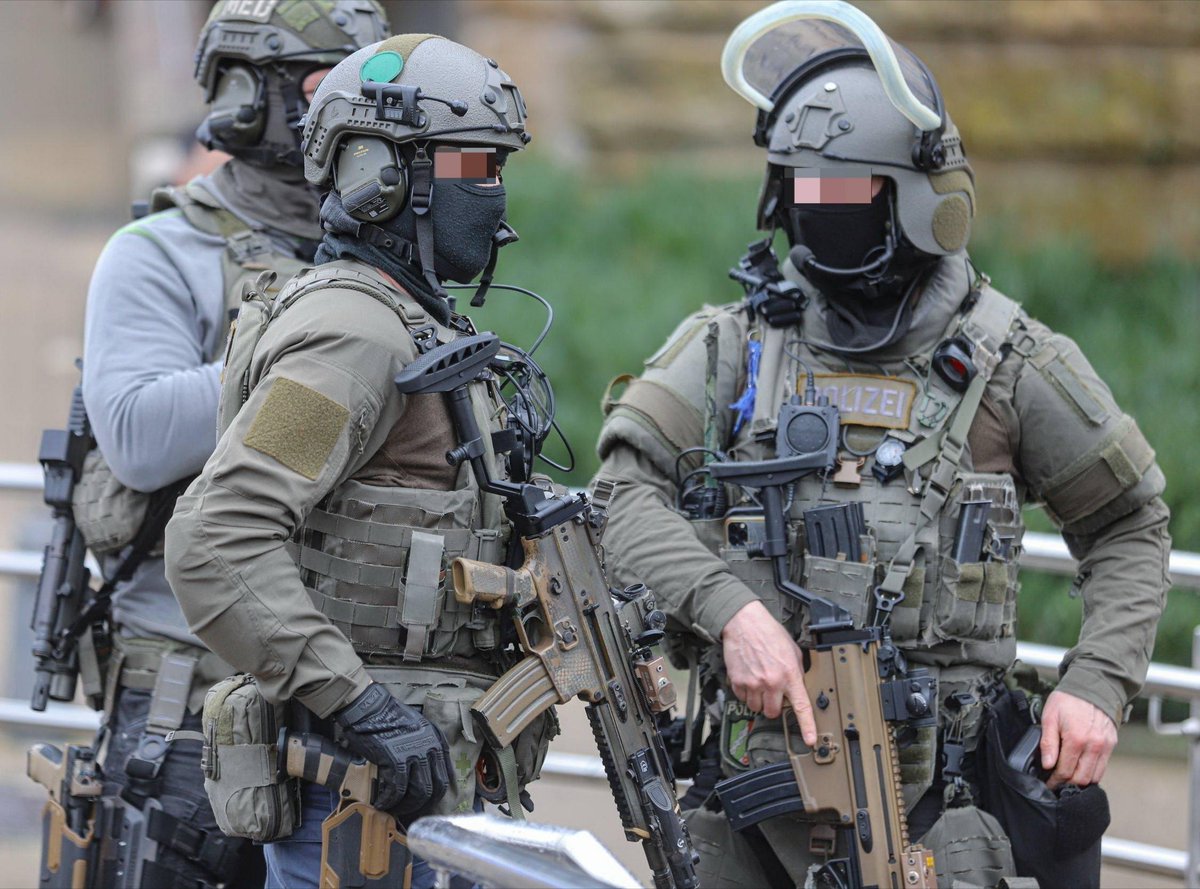 ZoneKrieg's tweet photo. Operatoren der Spezialeinsatzkommandos #SEK

#Deutschland #Polizei https://t.co/19auNXfA3q