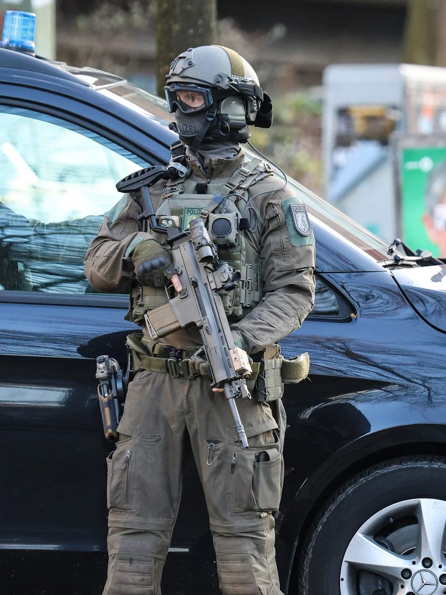 ZoneKrieg's tweet photo. Operatoren der Spezialeinsatzkommandos #SEK

#Deutschland #Polizei https://t.co/19auNXfA3q