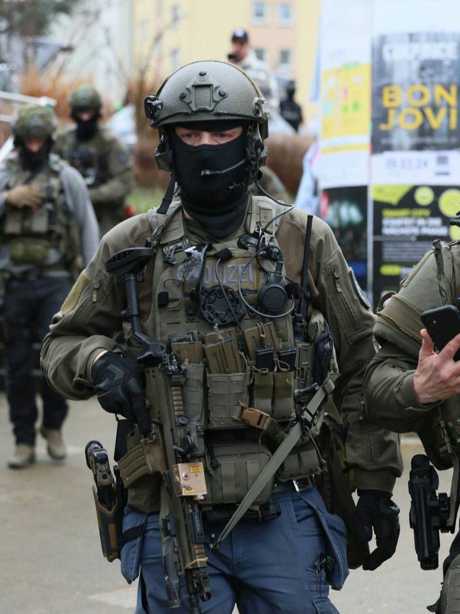 ZoneKrieg's tweet photo. Operatoren der Spezialeinsatzkommandos #SEK

#Deutschland #Polizei https://t.co/19auNXfA3q
