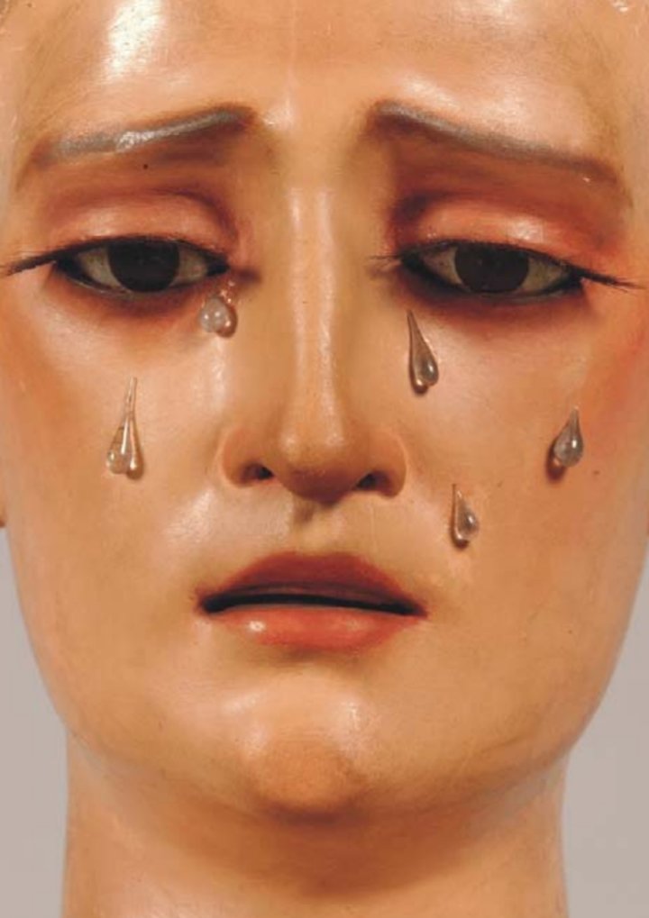 El rostro de la Virgen de las Lágrimas de @laexaltacion en una fotografía realizada por el Instituto Andaluz de Patrimonio Histórico durante la restauración a la imagen en el año 2006.

📸 IAPH.