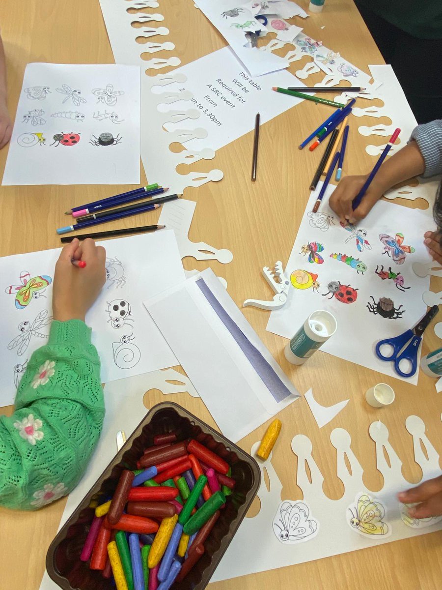 Last Thursday at #OrpingtonLibrary we had a great #SummerReadingChallenge Storytime and Craft event. We read ‘Bothered by Bugs’ by Emily Gravett &amp; also ‘Luna Loves Gardening’ by Joseph Coelho &amp; Fiona Lumbers
We made fantastic Bug Crowns and beautiful 3D Flowers!! Enjoyed by all!