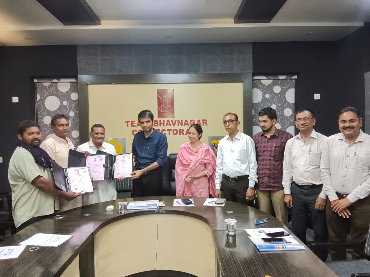 BhavnagarDdo's tweet photo. ભાવનગરની પ્રાકૃતિક કૃષિ ક્ષેત્રે કાર્યરત ત્રણ FPO એક બ્રાન્ડ હેઠળ કરશે બજાર પ્રવેશ. 
એમ.ઓ.યુ. પ્રાકૃતિક કૃષિ ઉત્પાદનો ગ્રાહકો સુધી પહોંચાડવા માટે કૃષિ વિભાગના માર્ગદર્શન હેઠળ થશે કામ.
@CMOGuj @GujPRHDept @Collectorbhav 
@GujAgriDept @ADevvrat @Info_Bhavnagar https://t.co/jRDWVGVsIx