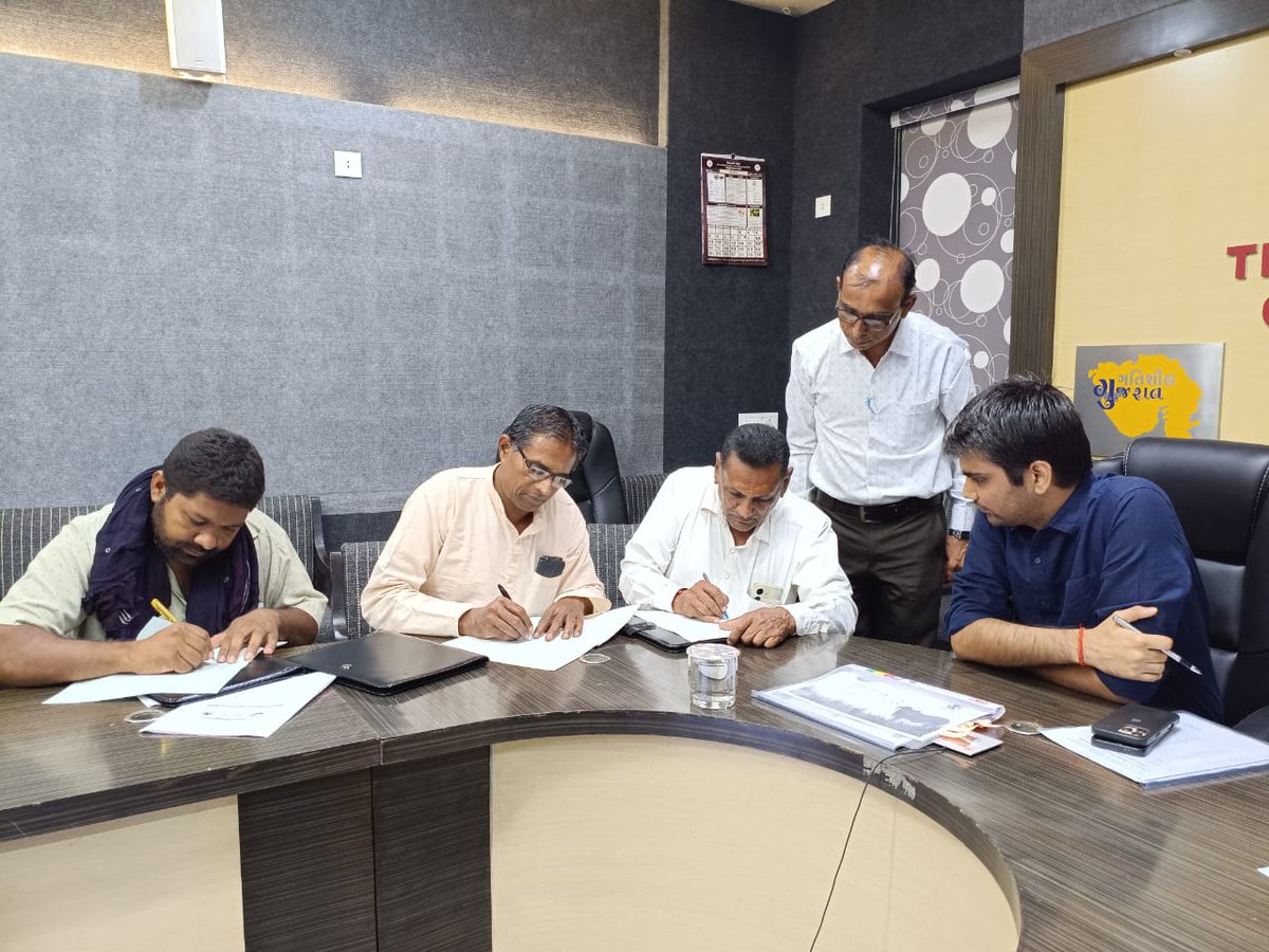 BhavnagarDdo's tweet photo. ભાવનગરની પ્રાકૃતિક કૃષિ ક્ષેત્રે કાર્યરત ત્રણ FPO એક બ્રાન્ડ હેઠળ કરશે બજાર પ્રવેશ. 
એમ.ઓ.યુ. પ્રાકૃતિક કૃષિ ઉત્પાદનો ગ્રાહકો સુધી પહોંચાડવા માટે કૃષિ વિભાગના માર્ગદર્શન હેઠળ થશે કામ.
@CMOGuj @GujPRHDept @Collectorbhav 
@GujAgriDept @ADevvrat @Info_Bhavnagar https://t.co/jRDWVGVsIx