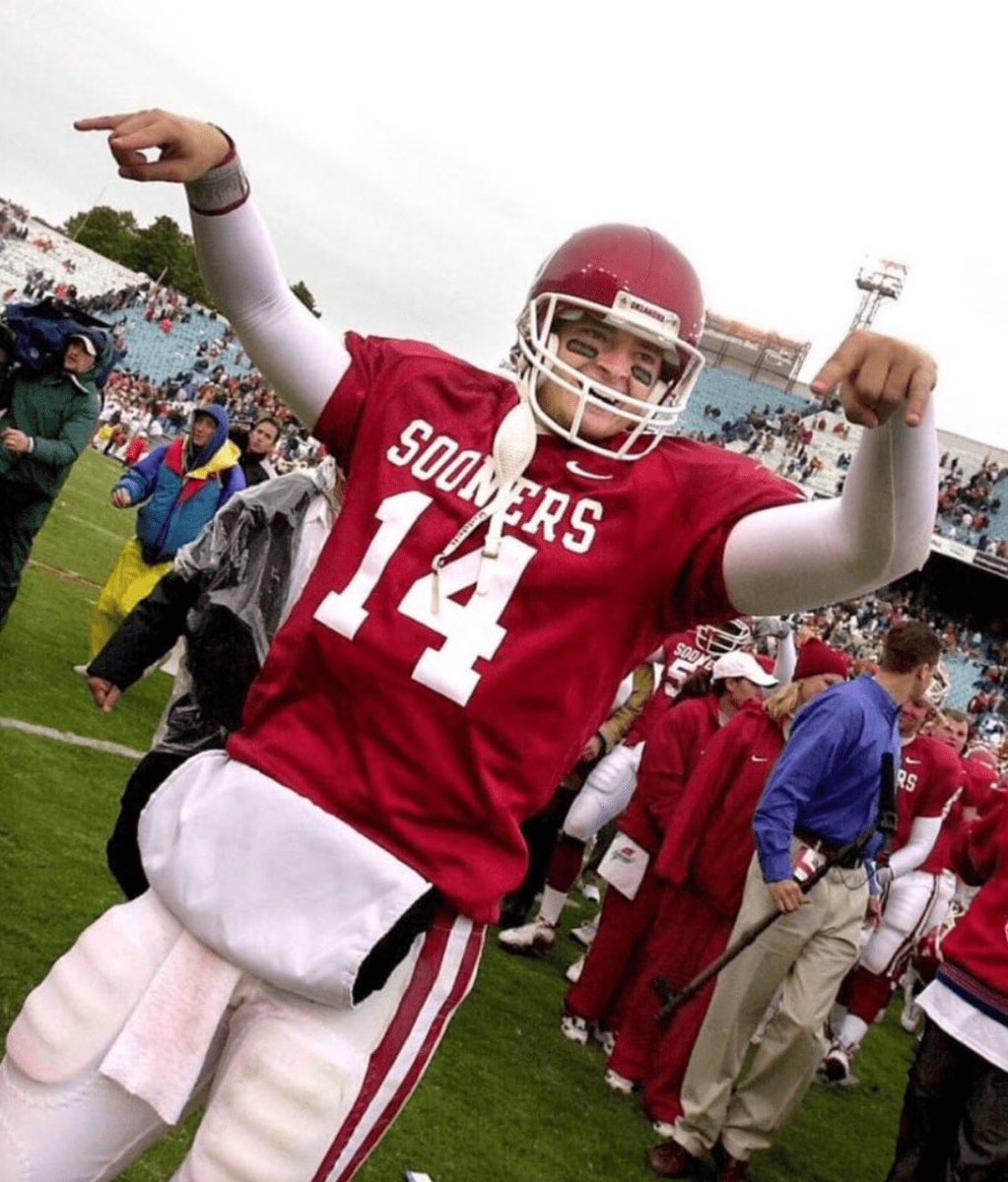 SullenSerf's tweet photo. Josh Heupel throwing the horns down https://t.co/NdPYFgWZxA