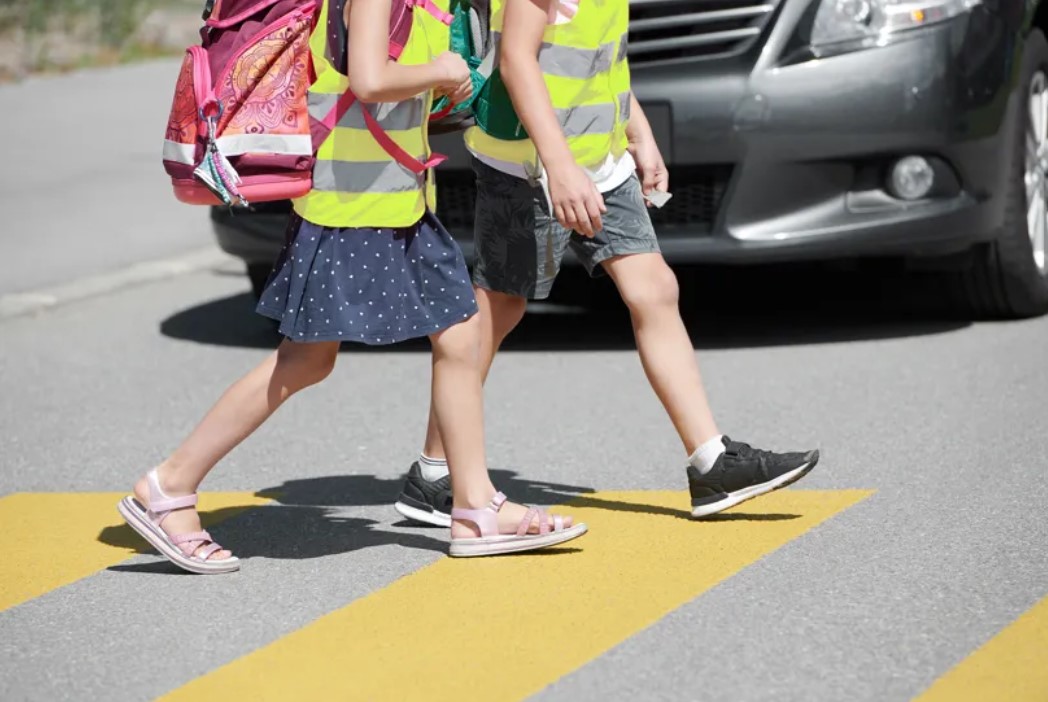Sicherer Schulweg: Nächste Woche beginnt für viele Kinder wieder die Schule. Für einen guten #Schulstart ist ein sicherer #Schulweg wichtig. Die #BFU hat die wichtigsten Tipps für Eltern und Betreuungspersonen parat: tinyurl.com/29jdkvpz