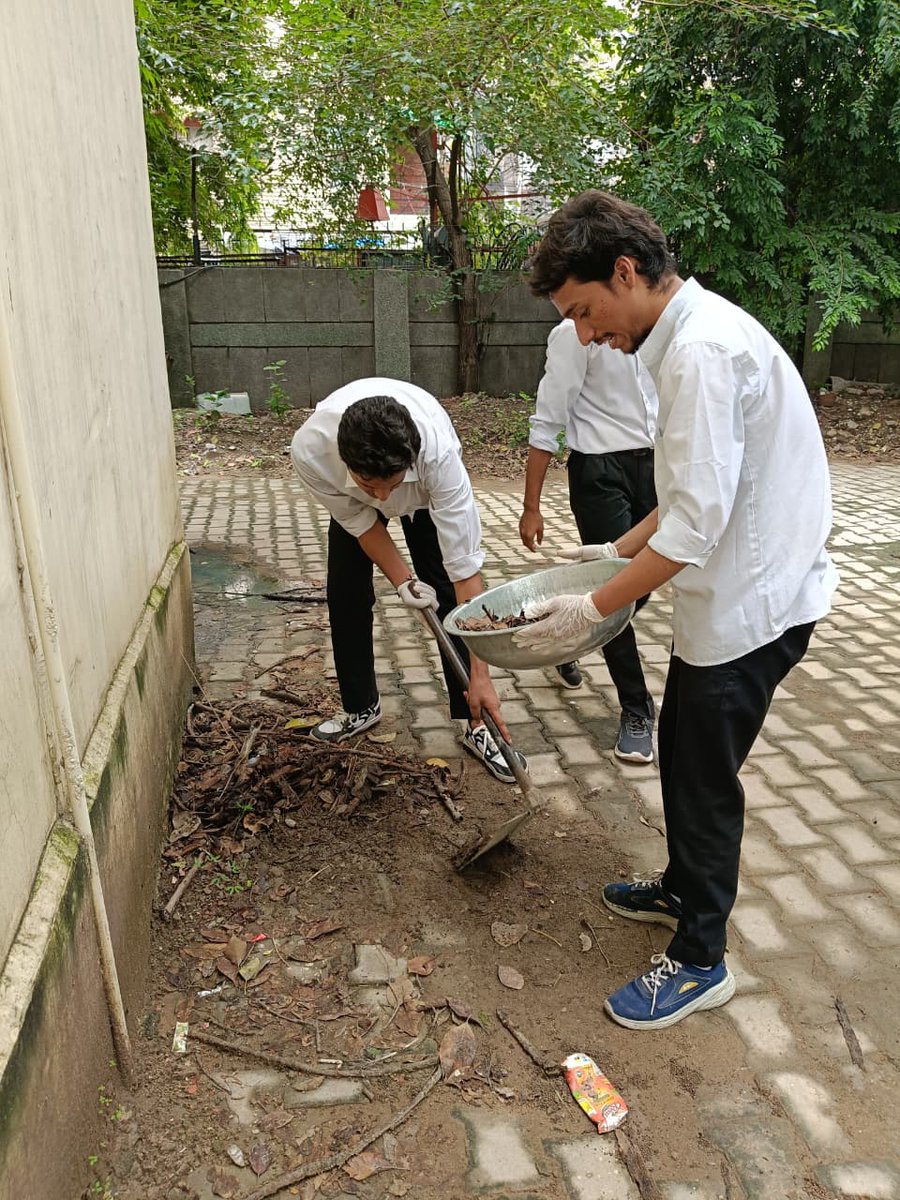 DIETRNDELHI's tweet photo. "We soil our Brooms
but clean our class rooms,
It's not only our classes 
but beyond DIET premises"
Voluntary cleanliness drive by staff &amp; trainees of @DIETRN
#swacchtaabhiyaan
#swacchdilli
#swacchbharatmission https://t.co/mMp8tvQl2d