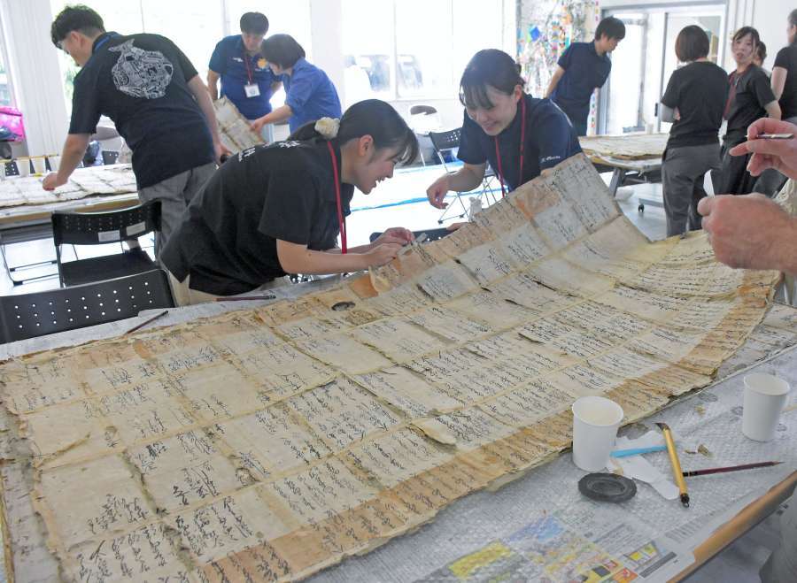 お寺のふすま剥がしたら、出るわ出るわ江戸時代の古文書　記録・保存会に参加した学生ら興味津々 ift.tt/tWQjl4M #南日本新聞 #鹿児島