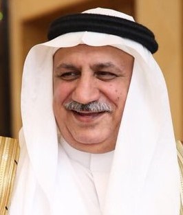 salehh1958's tweet photo. أنتقل إلى رحمة الله تعالى المغفور له بإذن ربه #مسعود_احمد_الرفيدي الرجل الذي عرفته في موقف لازال عالق بذاكرتي ما حييت وأعتقد أن جملة #الرجال_مواقف قيلت فيه ونحتت من أجله رحمه الله ، اختصرت بصدق وأمانة سيرته في كلمتين لم تكن وليدة اليوم بل موقف حدث قبل أكثر من ثلاثة عقود مضت تشهد بنبله وشهامته وطيب معدنه . قبل 33 عام ابنة لي ذات تسعة أعوام  بومها تعرضت لسقوط نتج عنه كسور ولزيادة الوزن كانت تتطلب سرير كهربائي وحينها كان من النوادر والأسعار الغالية وبالبحث وجدنه في محل في جدة شارع الستين دوار الدراجة وكانت قيمته 15 الف ريال ولكن كان ينقصه أحد الجوانب فوعدني الموظف أن ارجع المساء وأجدته مكتملا وكانت الساعات تمر عصيبة ، عدت في المساء وطلب الموظف مني الانتظار دقائق لحين وصول القطعة ، وإذا بشخص بشوش المحيا يدخل المحل ويسلم مصافح إياي ويجلس على المكتب ، طلب من الموظف إنهاء حاجتي فشرح له الوضع ، فتجاذبنا الحديث وعرف بنفسه مسعود الرفيدي ، ويظهر من الحديث لامس حرج الحالة و شدة الحاجة وسألني عن المنزل قلت يبعد من هنا أمتار ، فطلب من الموظف إذا وصلت القطعة يشحن السرير في نفس العربية إلى منزلي ، قلت له طيب جهز الفاتورة قال الآن خذ السرير وإذا جاء الأخ عبدالله يحدد السعر ونتصل بك وتعال سدد . قلت له الموظف يقول 15 الف  إذاً اعمل خصم  أن السعر يسمح جزاك الله خيراً فوالله لن تحمله إلا بعد السداد . وشدّ الحديث بيننا فإذا بشخص يدخل ، قال خلاص هذا الأخ عبدالله وصل وعرفه بي ، وشرح له الحالة . فرد اخاه أخ صالح هذا هدية منا لـ ابنتك وأنتهى الأمر . فرفضت وغضبت وقلت له حالي ميسورة وحاجتي ضرورة لكن والله لن أخذه إلا بقيمه ، وأخرجت من جيبي 13الف ريال ووضعتها على الطاولة ، فأخذ منها الف ورد الباقي فرفضت وأستحبت فلوسي وهممت بالخروج ، ولكن أ. عبدالله أخذ المبلغ وطلب تحميل السرير على أن يجهز الفاتورة ، وفوجئت به يسلمني الفاتورة ويعيد لي ثمانية الاف ريال بعد أن حسب السعر بحمسة الاف ريال ، يعاتبني بأنني أهنته حينما دفعت قيمة هديته للمريضه ، معللا  ولطفاً ذلك بأن هذا السرير كان فائض أسرة تعهدوا بها لأحد مستشفيات الجنوب وإذا لم تخني الذاكرة ذكر النماص . هذا الموقف أقسم بالله العظيم حصل ولم يكن بيننا تعارف ولكن الهاجس الإنساني مع الفطر السليمة جسدت هذا الموقف الإنساني من قبل الشقيقين في صورة لازالت رغم مرور أكثر من ثلاثة عقود خالدة في ذهني تجسدها المقولة المنحوتة  "الرجال مواقف"  وأشهد الله أنهم اسرة كريمة نبيلة تستحق الثناء .. نسأل الله لرجل المواقف مسعود الرفيدي الرحمة والغفران .. وأن يجعل قبره روضة من رياض الجنان .. والجنة المستقر وحسن المقام وأن يلهم اله وذويه الصبر والسلوان .. مع صادق تعازينا لأشقائة النبلاء وأسرته الكريمة ومحبيه . وإنا لله وإنا إليه راجعون .