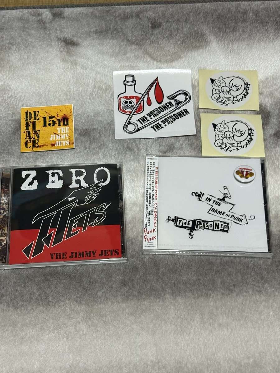 yasspon's tweet photo. 昨日、一昨日の戦利品！Tシャツは今日仕事着から着替えてシレッ嫁ちゃんの前に登場！何も言われてないけど、きっとコイツまた買ってきやがったと思ってるはず🤔
#ROOTSOFPUNK 
#basementclub25th https://t.co/BOc3Bd2XNi