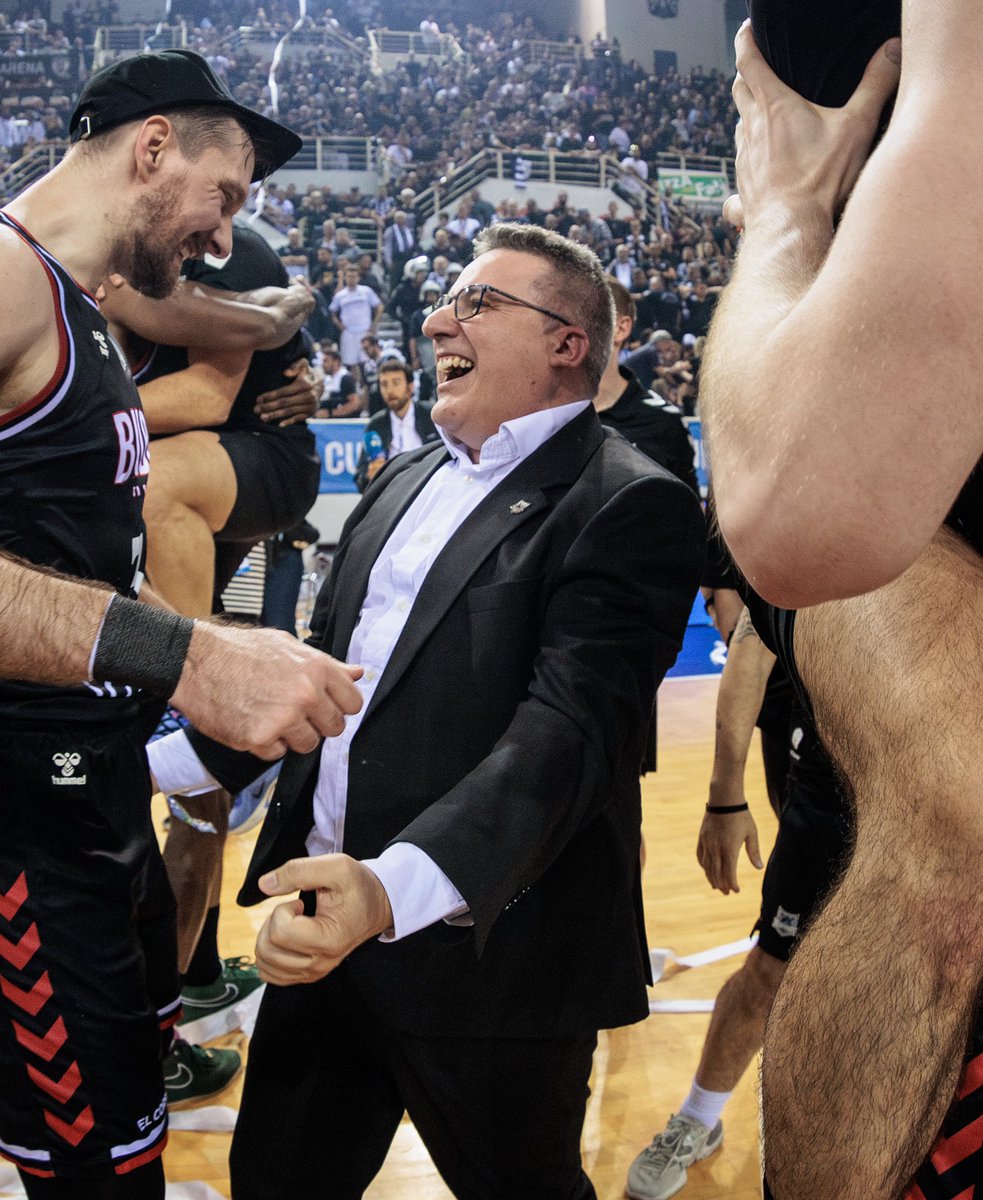 Hoy cumple años el arquitecto. Hoy cumple años nuestro querido Rafa Pueyo 😎

Un gran profesional y una gran persona que tenemos la suerte de disfrutar cada día. 

Zorionak Rafa! 🖤