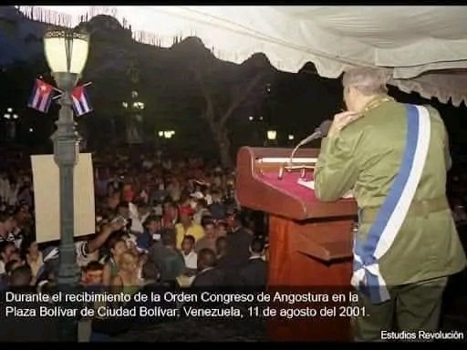 El 11 de agosto de 2001, #FidelCastro recibe de manos del presidente venezolano #HugoChávez el Gran Collar de la Orden del Congreso de #Angostura, conferido por la Gobernación y las autoridades civiles, eclesiásticas y militares del estado de #Bolívar.
