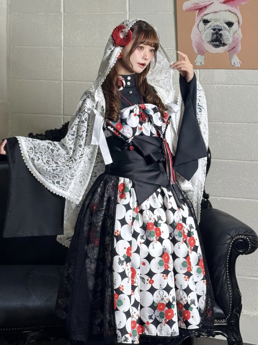 隊服のようなブラウスと椿柄にレースショール…そして伝統工芸のつまみ細工の髪飾り🎴
ファッションショーにて素敵な和風コーディネートを着させていただきました♥️