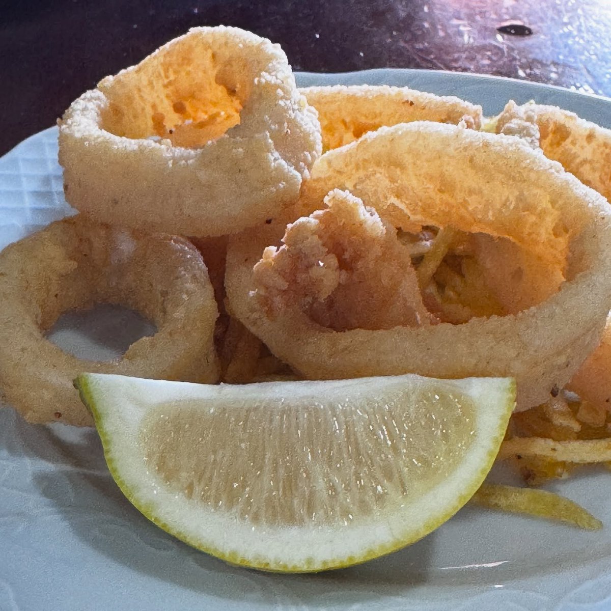 🦑 Así llegan nuestros calamares fritos: doraditos, sabrosos y recién salidos de la freidora 🔥✨

Porque en #BodegaGóngora el sabor siempre es protagonista 🍴

¡Gracias por las fotos y la visita <a href="/SevillaTapas/">Shawn Hennessey ☀️🍷</a> ! 🤗

☎️ 954221119 o 609542776
📌 bodegagongora.com

#Sevilla