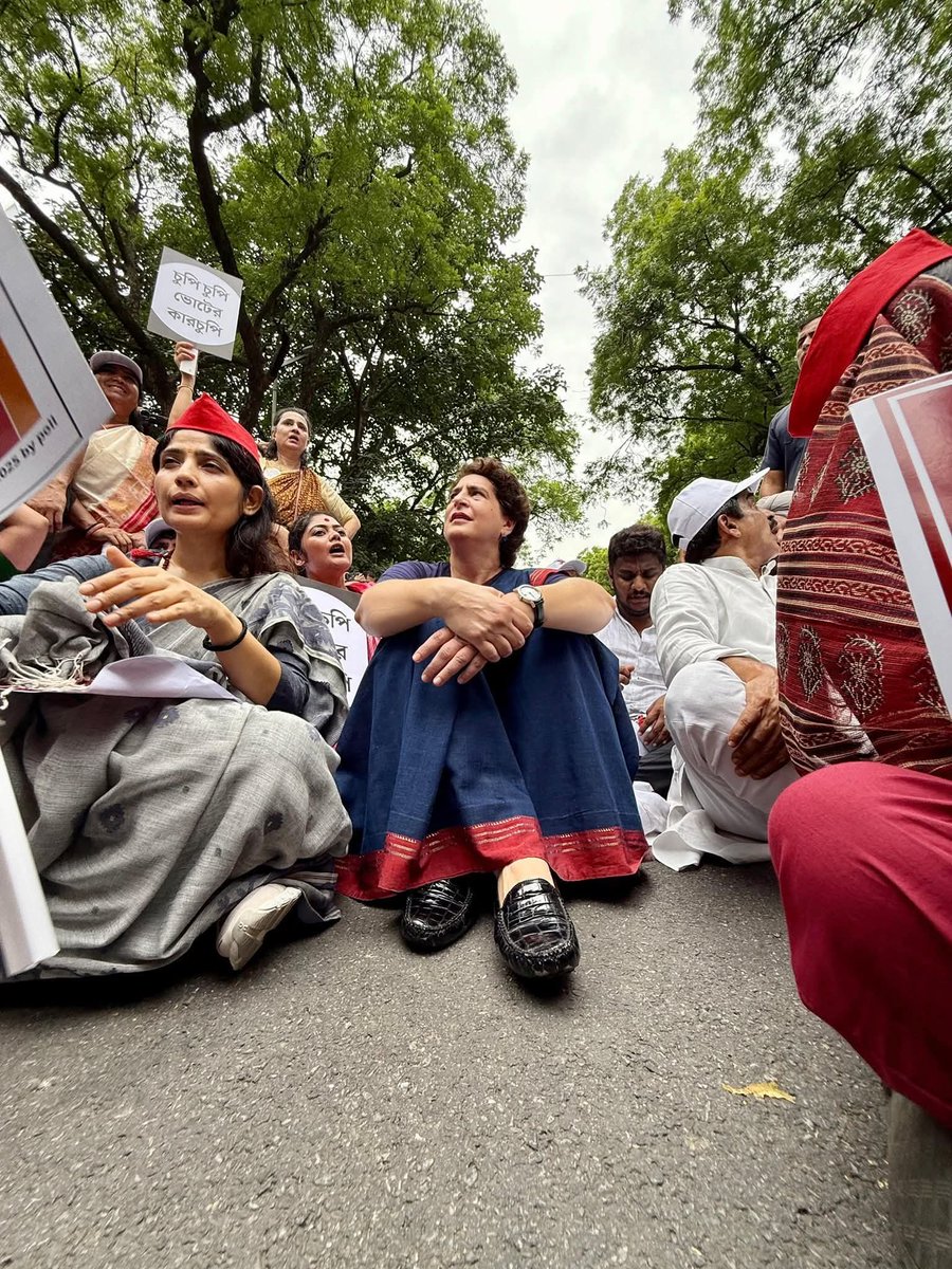 MishraAmarnath's tweet photo. They can detain us, but they cannot silence the voice of INDIA.

We are not fighting for politics. We are fighting to protect your vote, your right.

And we will not stop until our democracy stands defended, once again.
#RahulGandhiji

#VoteChori #OnePersonOneVote https://t.co/KGvjyI8xBm