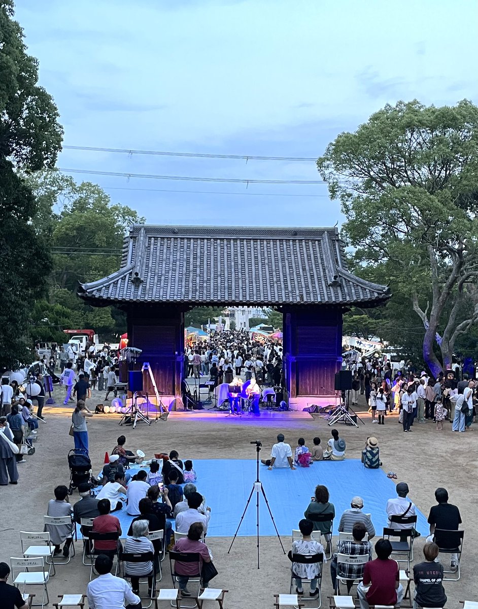 pinesail7's tweet photo. 松帆神社の8月6日恒例の夏祭・第23回ござがえ祭りの夜店が先日開催され、過去最高の大盛況となりました。

祭りの華・奉納ステージからLEDパフォーマンスチーム・アークサンのヤスナリさんによる国内最高峰のパフォーマンスをご紹介！
#エイトリング #アークサン #ヤスナリ #ペストリカ #大道芸 https://t.co/tl7wEKZQ58