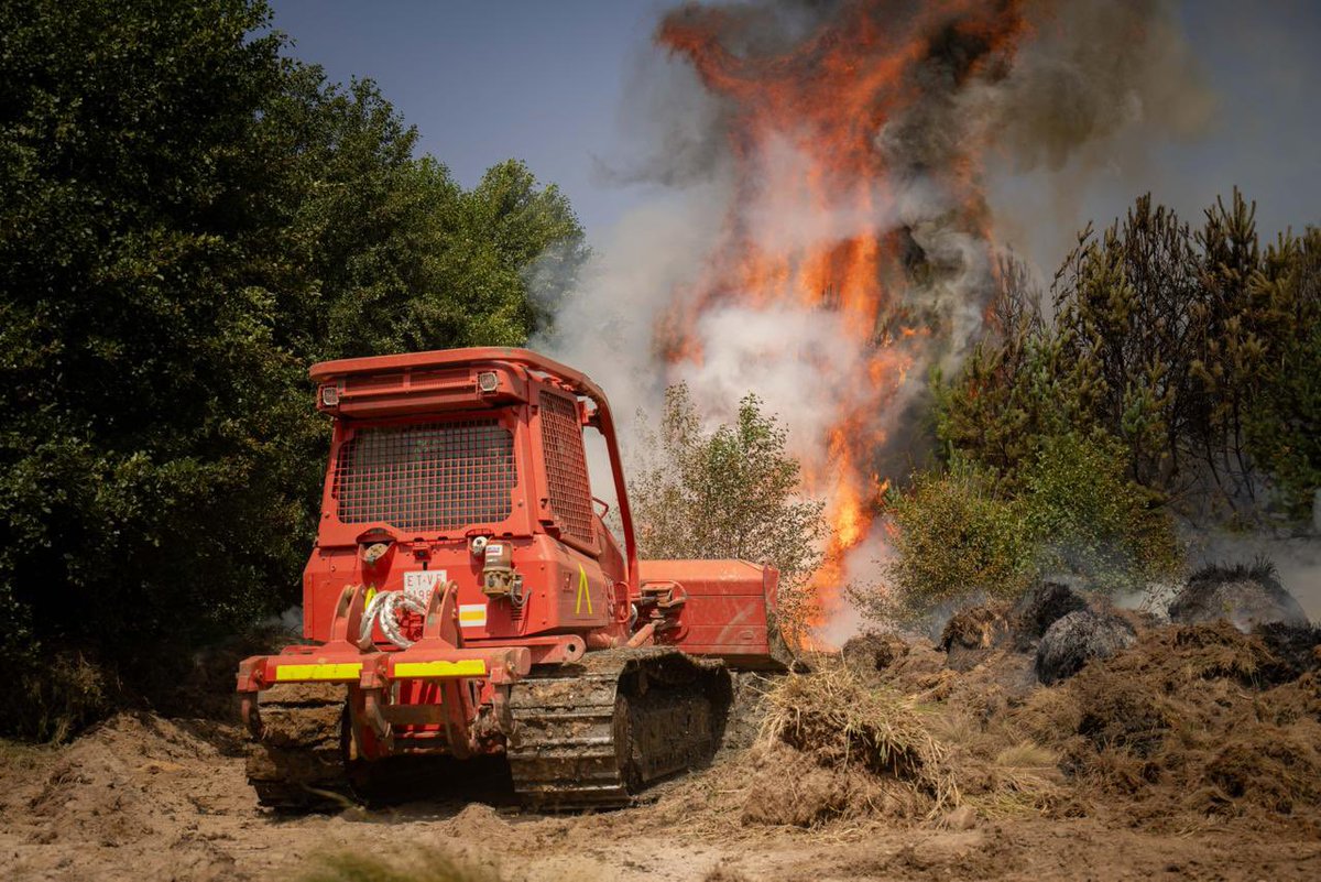 Defensagob's tweet photo. 📍 Molezuelas de la Carballeda

Maquinaria D5 de la @UMEgob realiza ataque directo contra el fuego para frenar su avance y proteger el entorno.

Un trabajo al servicio de la seguridad de todos. https://t.co/s6OCIZ6yRh