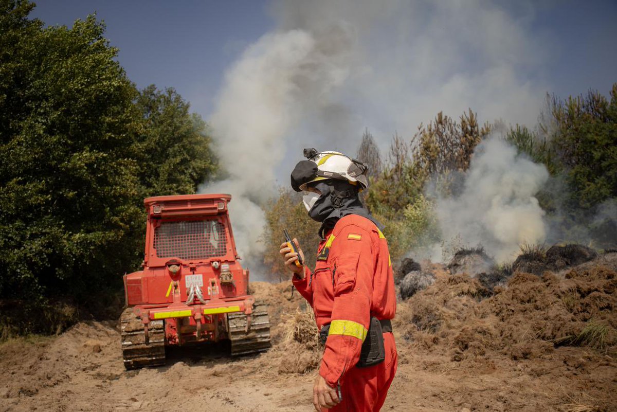 Defensagob's tweet photo. 📍 Molezuelas de la Carballeda

Maquinaria D5 de la @UMEgob realiza ataque directo contra el fuego para frenar su avance y proteger el entorno.

Un trabajo al servicio de la seguridad de todos. https://t.co/s6OCIZ6yRh