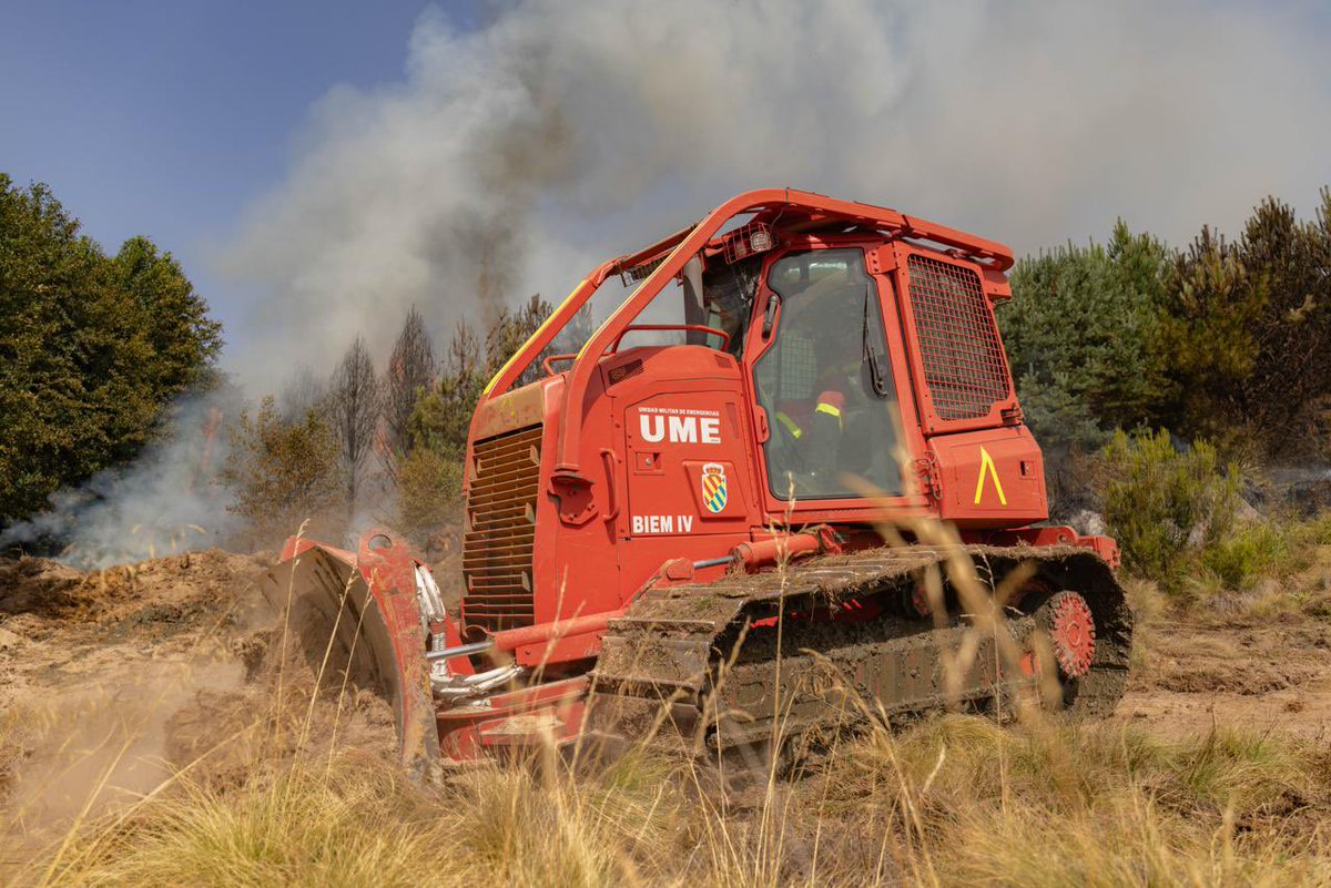 Defensagob's tweet photo. 📍 Molezuelas de la Carballeda

Maquinaria D5 de la @UMEgob realiza ataque directo contra el fuego para frenar su avance y proteger el entorno.

Un trabajo al servicio de la seguridad de todos. https://t.co/s6OCIZ6yRh