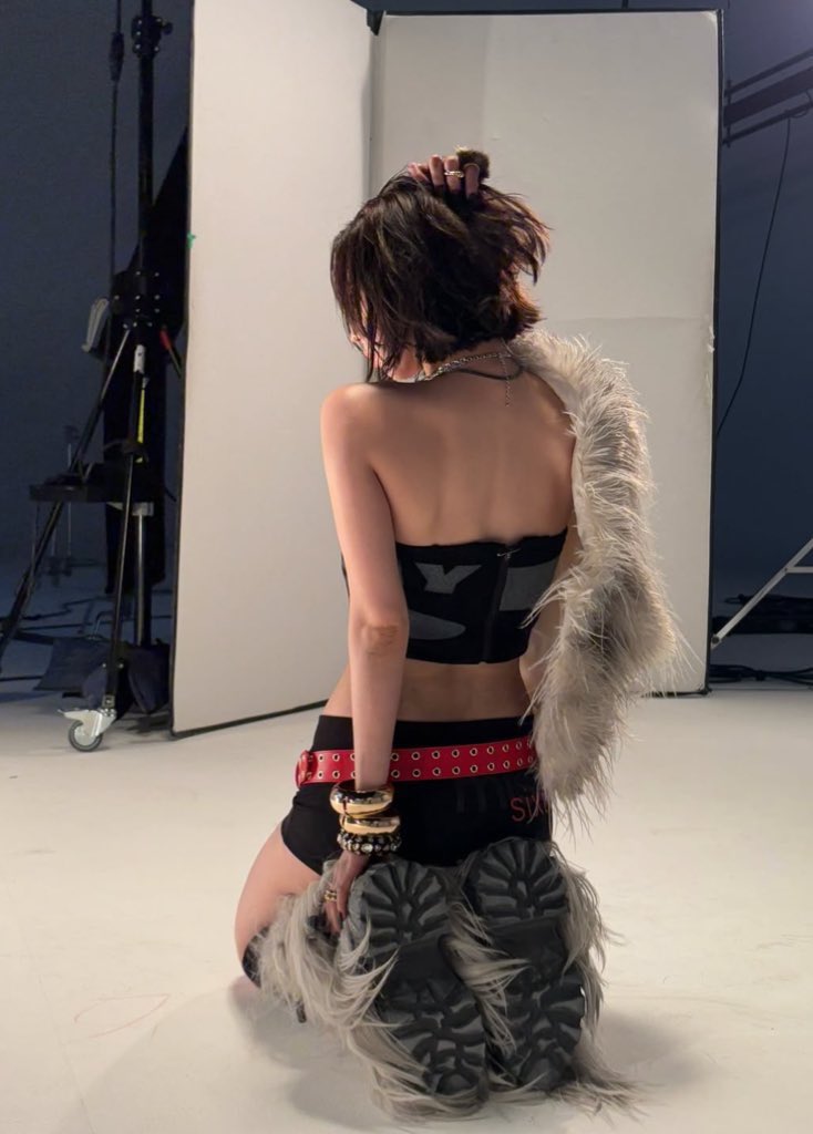 hourlykrn's tweet photo. THE FRONT                      THE BACK https://t.co/iDkjTTsTVJ