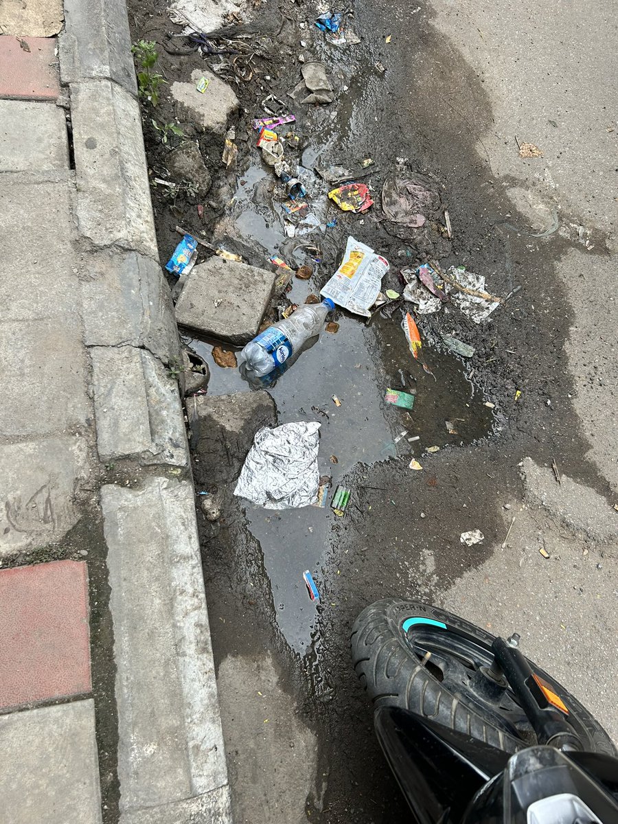 swarupsridhar's tweet photo. @BBMPCOMM @bwssbdirector @bwssbchairman @BBMPAdmn @BBMPSWMSplComm This is the situation on Old madras road, Opp metro pillar 128. Sent 5 emails since 10 days. No action taken yet. https://t.co/KK4ufzYVp6