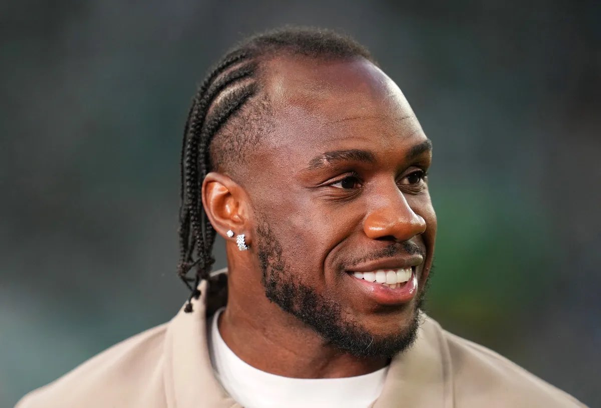 "Loyalty in the game has gone. Obviously I was at West Ham for 10 years. That [loyalty] doesn't last anymore. Clubs no longer treat players like they used to. We are meat to them. As soon as we start going stale, it's time to throw away. Now it's all about money."

– Antonio