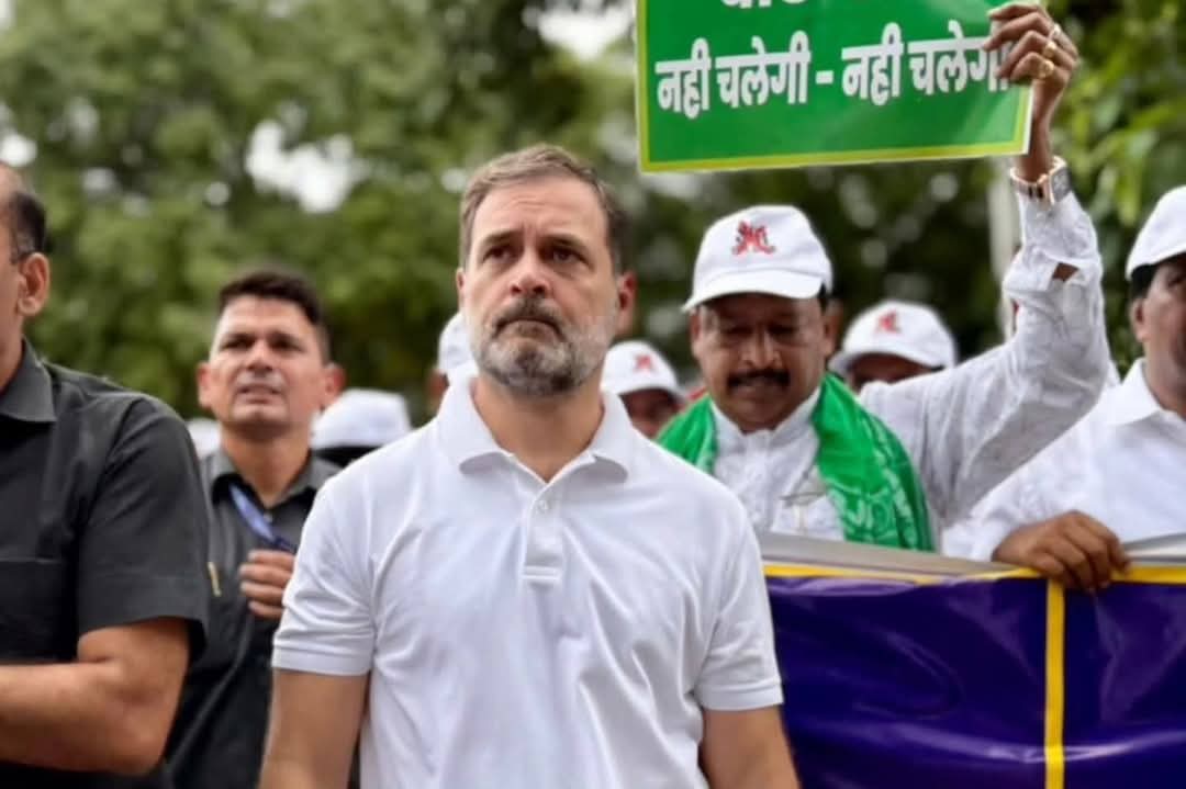 RajnikantESF's tweet photo. रख हौसला वे दिन  जल्दी आएंगे,
देश के बड़े जेल भी सजाए जाएंगे।

अडानी भी मित्र सहित जेल जाएंगे,
स्वागत में जेल के कैदी गीत गाएंगे।

बहारों फूल बरसाओ मेरा मेहबूब आया है......

@RahulGandhi जिंदाबाद
@kanhaiyakumar जिंदाबाद
इंडिया गठबंधन जिंदाबाद
कांग्रेस पार्टी जिंदाबाद https://t.co/ZAGovHXK7D