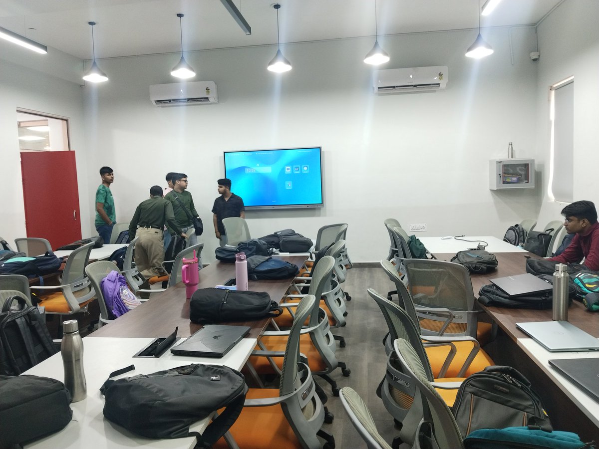 mohitdebian's tweet image. First day done…
And this classroom is going to be my second home for the next 4 years
Feels like the start of something big
Any advice from my seniors & graduates ? 👀