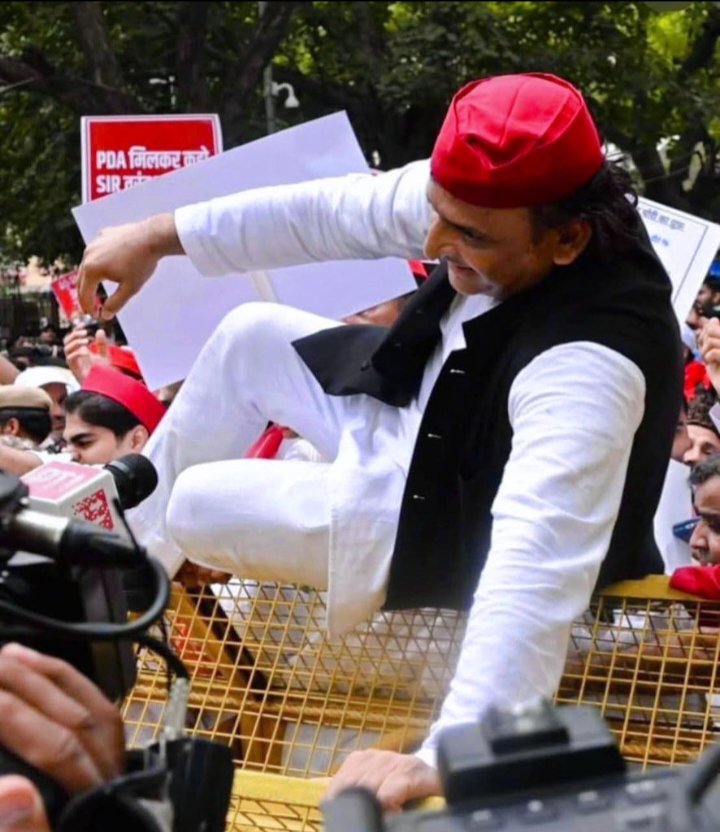 लाल टोपी क्रांति की पहचान है ✊🔥