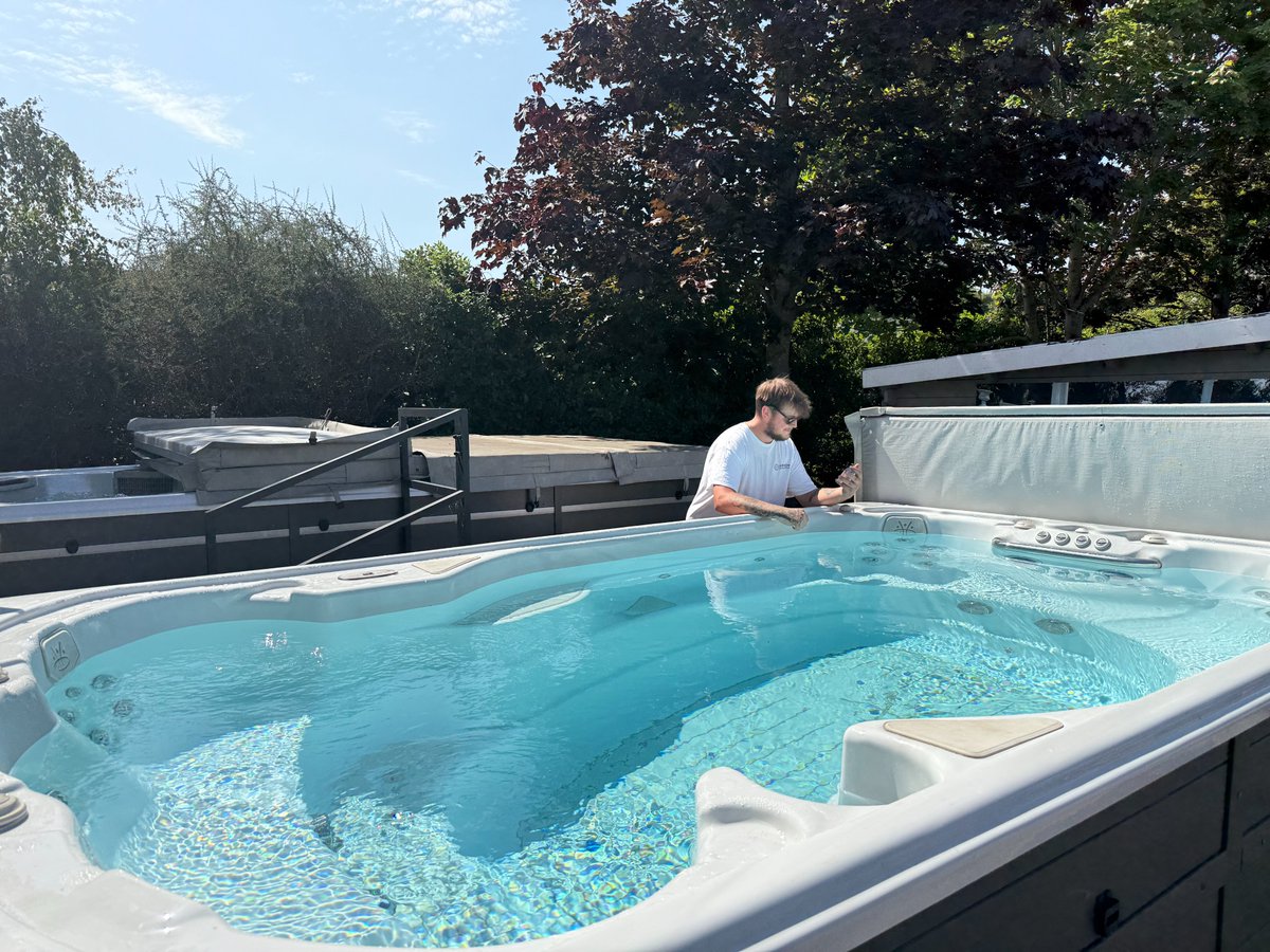 ☀️ A lovely day for a dip! ☀️
Riley’s giving our showroom swim spas a quick water test in the sunshine to make sure they’re just right. 💦 
📍Newson Swimming Pools, Barrow Close, Norwich NR3 2AT
#norfolkswimmingpools #hydropoolnorfolk #hydropool #newsonpools #newsonswimmingpools