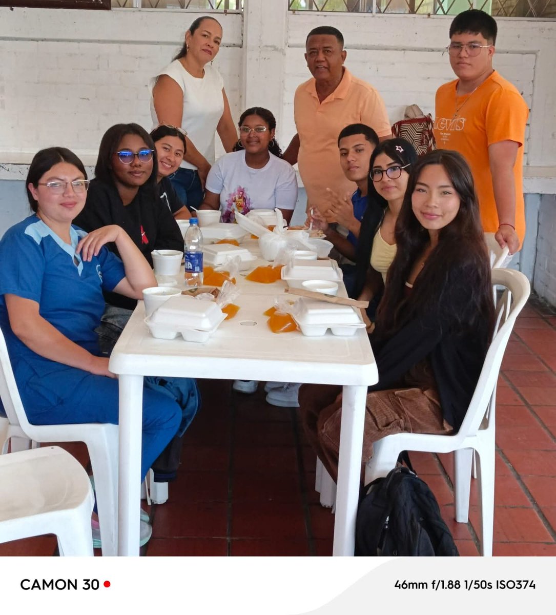 IeSemilla's tweet photo. PRUEBA SABER 11
UNA JORNADA  DE CONOCIMIENTO QUE SE TORNO ESPECIAL Y FAMILIAR...
Cual  mamá que lleva   de la mano a sus hijos  el primer dia de escuela , acompañándolos siempre.
Padres , sus hijos son  tambien los nuestros!! @sempalmira @AlcaldiaPalmira @Mineducacion https://t.co/exsMacOOQq