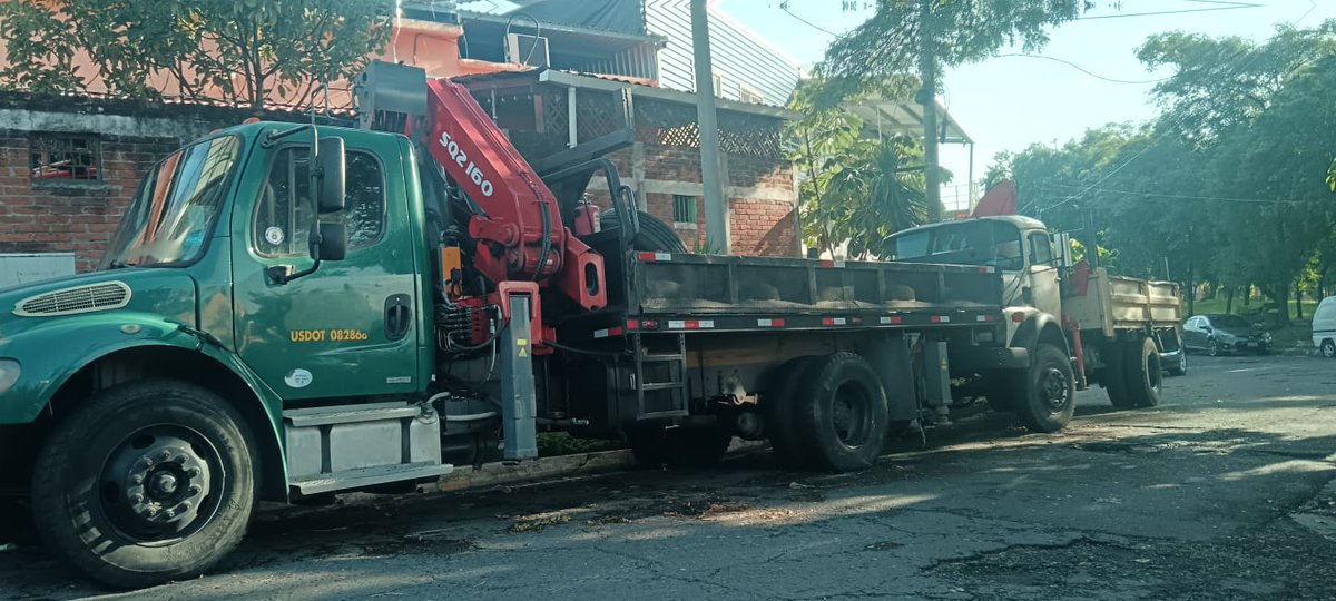 centroAmericass's tweet photo. Hacer un llamado 📣 ya que esta empresa de transformadores, esta usando la colonia para estacionar camiones de 8 toneladas, siempre eatan obstruyendo el paso, en la calle San Salvador, zona residencial
@VMTElSalvador @alcaldia_ss @nayibbukele @marioduran @alertux @SivarNewsSV https://t.co/VUPg3K8r5O