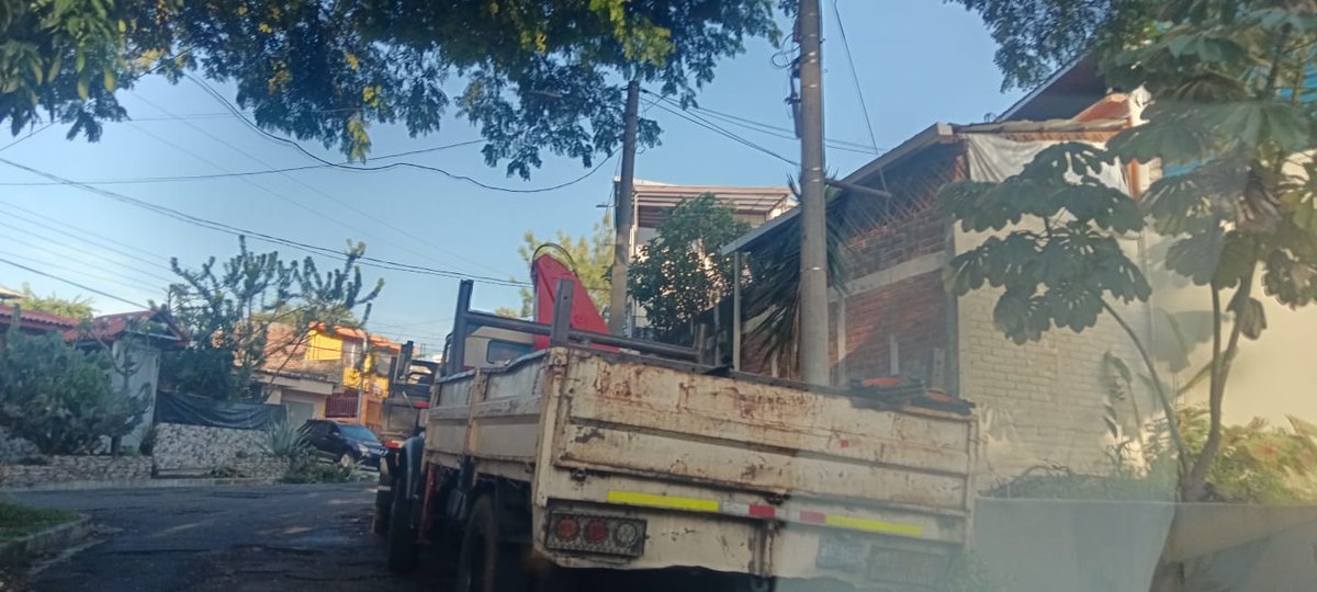 centroAmericass's tweet photo. Hacer un llamado 📣 ya que esta empresa de transformadores, esta usando la colonia para estacionar camiones de 8 toneladas, siempre eatan obstruyendo el paso, en la calle San Salvador, zona residencial
@VMTElSalvador @alcaldia_ss @nayibbukele @marioduran @alertux @SivarNewsSV https://t.co/VUPg3K8r5O
