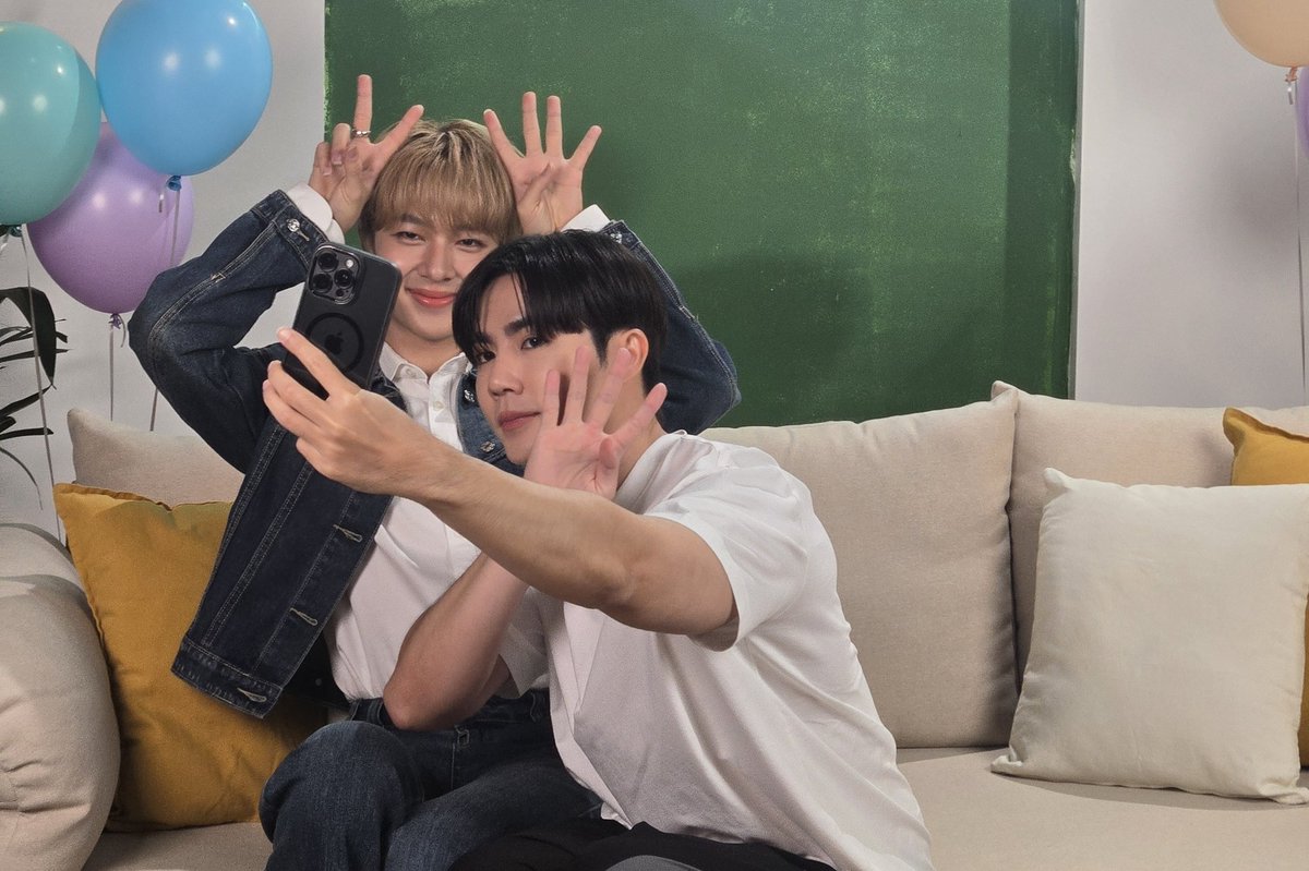 ทีมงานชุดขาวหน้าคุ้นๆแหะ มาขอน้องถ่ายรูปหลังจบกองง

#BDLiveWithNuNew